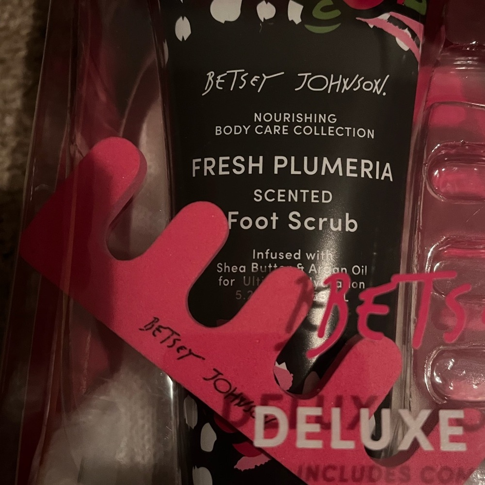 Betsey Johnson Deluxe Foot Care Gift Set - Picture 2 of 6